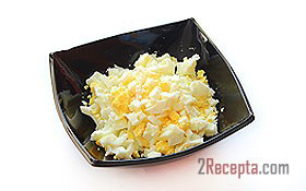 Салат из кальмаров с яйцом и сыром