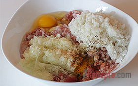 Тефтели с рисом в сметанном соусе