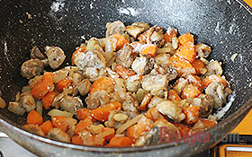 Брюссельская капуста с грибами, тушеная на сковороде