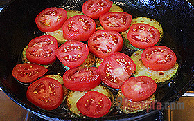 Кабачки жареные с яйцом и помидорами