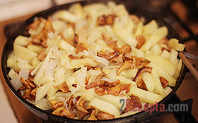Картошка жареная с лисичками на сковороде