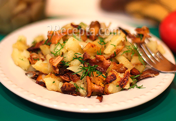 Картошка жареная с лисичками на сковороде
