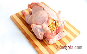Курица, фаршированная рисом, запеченная в духовке