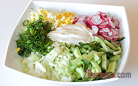 Летний салат с капустой и редисом