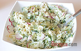 Летний салат с капустой и редисом