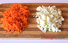 Минтай с луком и морковью, тушеный в сметане