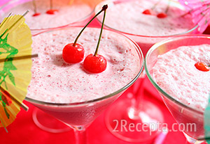 Молочно-ягодный коктейль с мороженым