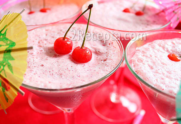 Молочно-ягодный коктейль с мороженым
