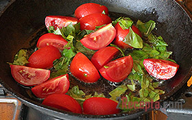 Омлет «по-итальянски» с помидорами и базиликом