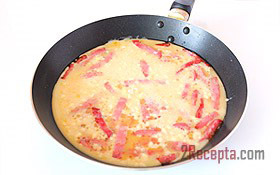 Рецепт омлета на сковороде с колбасой