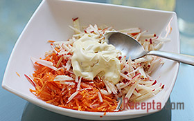 Простой салат из моркови и яблока