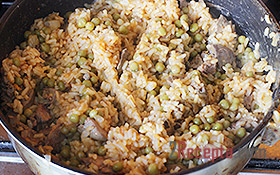 Рис с куриной печенью и зеленым горошком