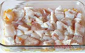 Рыба, запеченная в сметане с луком и морковью