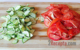 Салат из огурцов и помидоров со сметаной