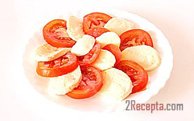 Салат «Капрезе» с сыром моцареллой и помидорами