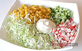 Салат с капустой, крабовыми палочками и кукурузой
