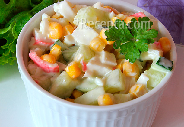 Вегетарианский салат с крабовыми палочками и кукурузой