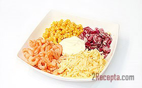 Салат с креветками, кукурузой и сыром