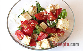 Салат с помидорами, брынзой и базиликом