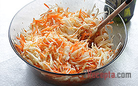 Салат «Витаминный» из капусты и моркови