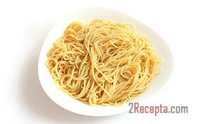 Спагетти с креветками, помидорами и сливками
