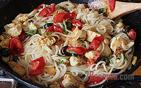 Спагетти с курицей и помидорами