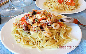 Спагетти с морепродуктами и томатами
