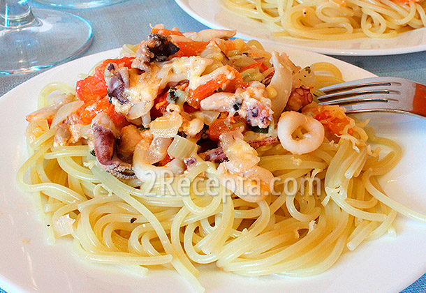 Спагетти с морепродуктами и томатами