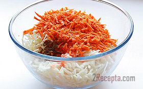 Свежий салат из капусты с морковью и колбасой