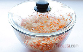 Свежий салат из капусты с морковью и колбасой