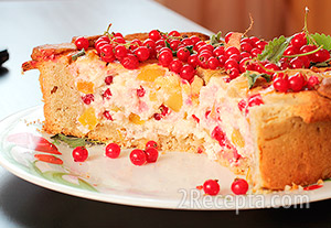 Творожный пирог с красной смородиной