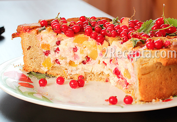 Творожный пирог с красной смородиной