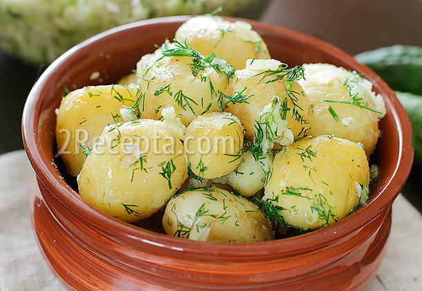 Вареный молодой картофель с зеленью