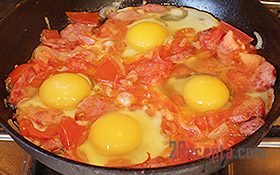 Яичница с колбасой и помидорами