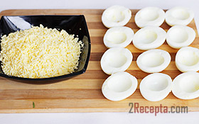 Яйца фаршированные грибами и сыром