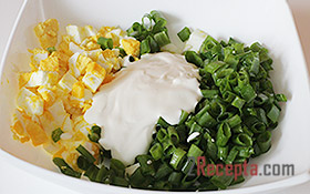 Зеленый лук со сметаной и яйцом
