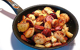 Жареный картофель с колбасками