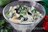Салат из огурцов с сыром и маслинами